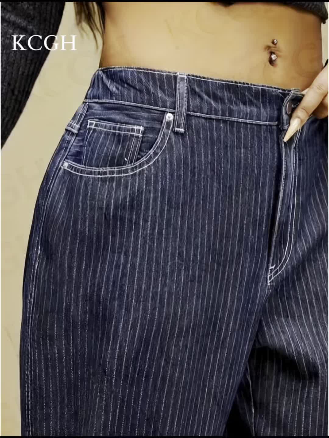 Jean grande taille à rayures, coupe oversize, tenue franche, vue de profil