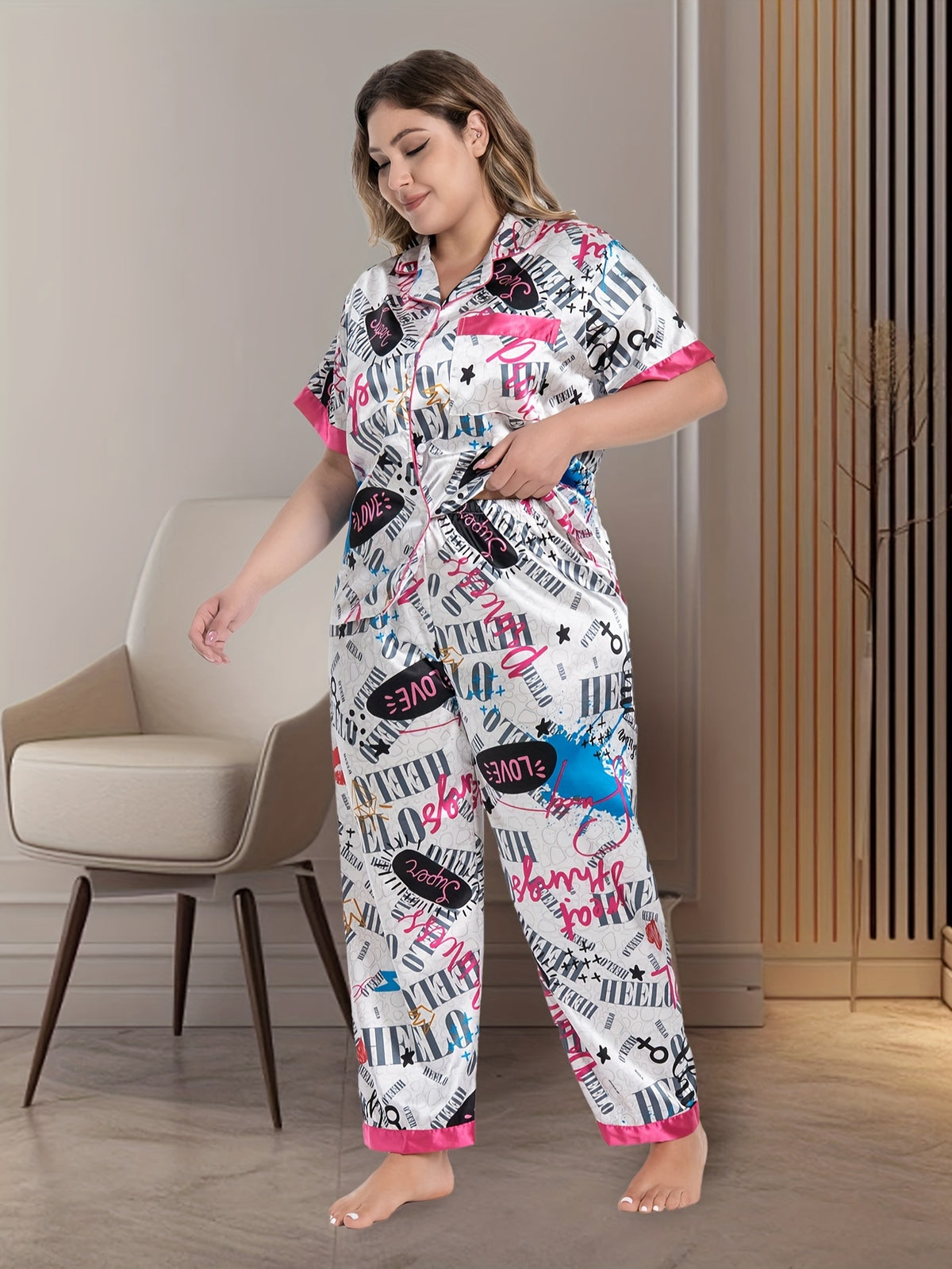 Pyjama grande taille en satin à rayures, manches courtes, tombé fluide, gros plan