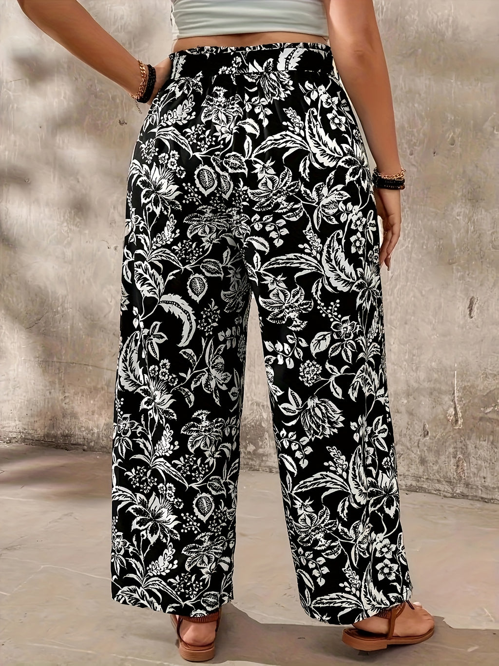 Pantalon grande taille, coupe évasée, esprit décontracté, détail du col