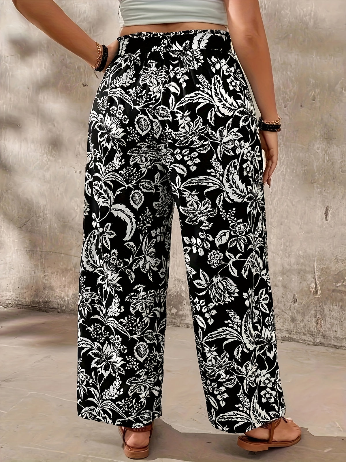 Pantalon grande taille, coupe évasée, esprit décontracté, détail du col