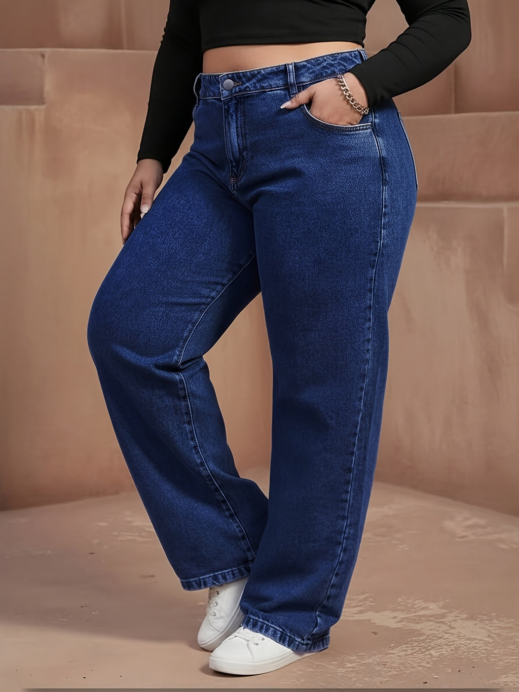Jean grande taille, coupe droite, délavage doux, tenue franche, porté de face