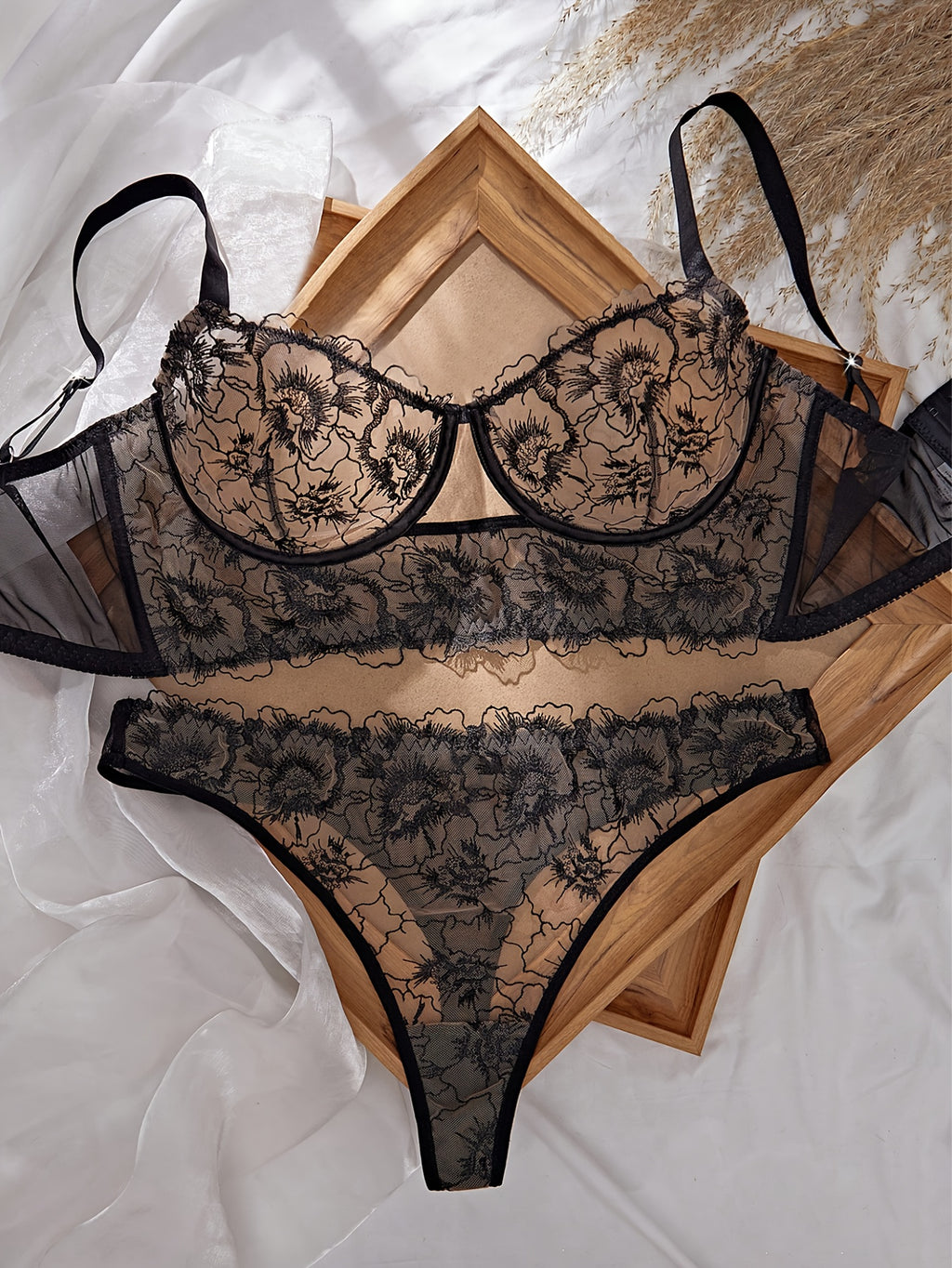 Ensemble grande taille à imprimé fleuri, broderie, imprimé floral, vu de dos