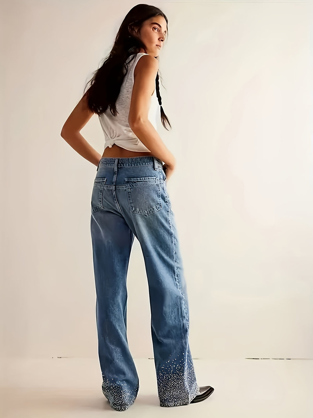 Jean grande taille à broderies, coupe droite, tenue franche, délavage, tissu opaque