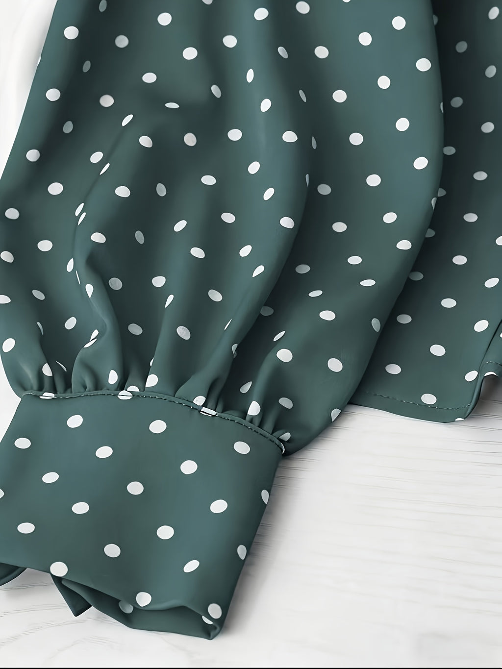 Blouse grande taille à pois, manches longues, détail du tissu