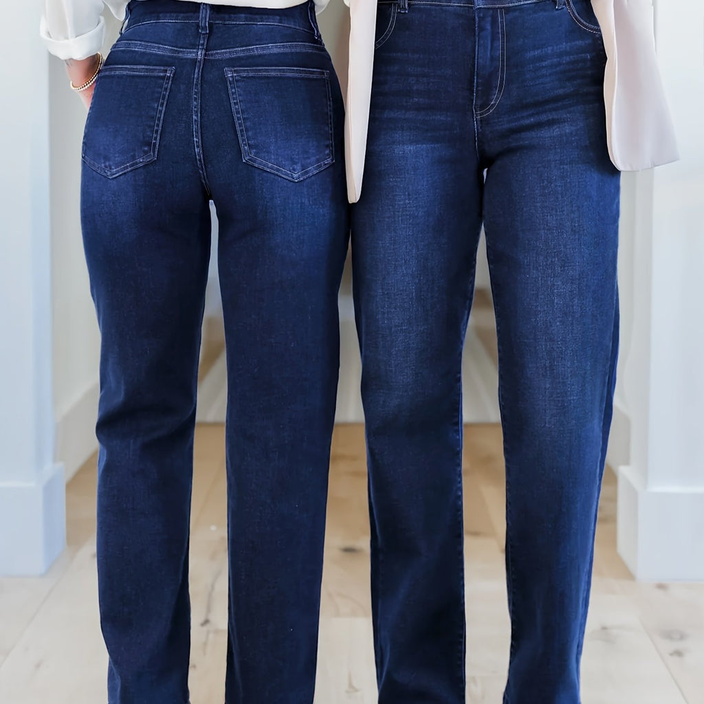 Jean grande taille, boutonnage, tenue franche, esprit décontracté — matière : denim