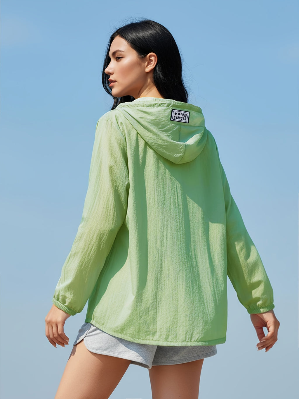Veste grande taille, coupe ample, capuche, tissu léger, visuel produit
