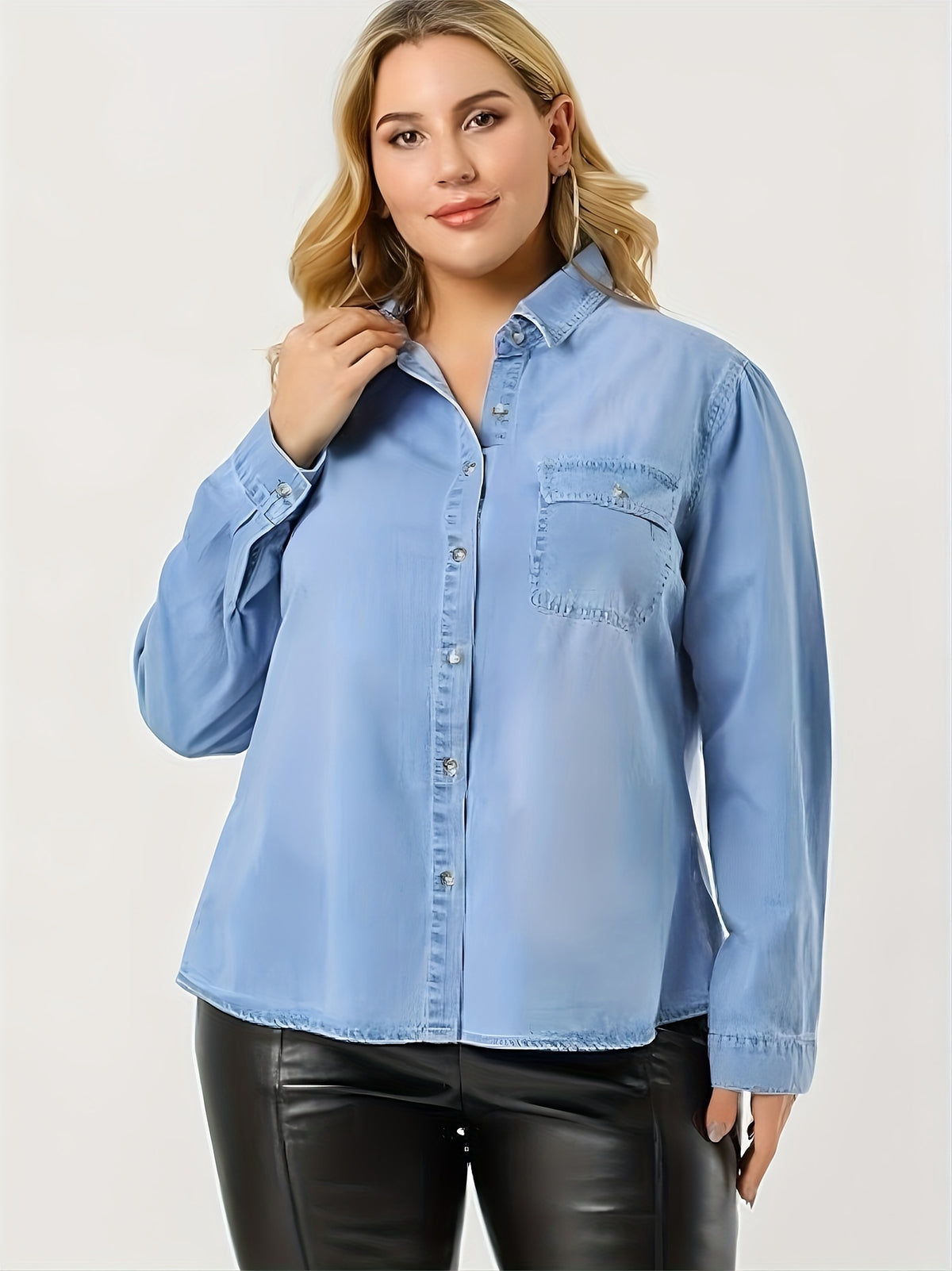 Chemise grande taille, col à revers, poches plaquées, manches longues, détail du col
