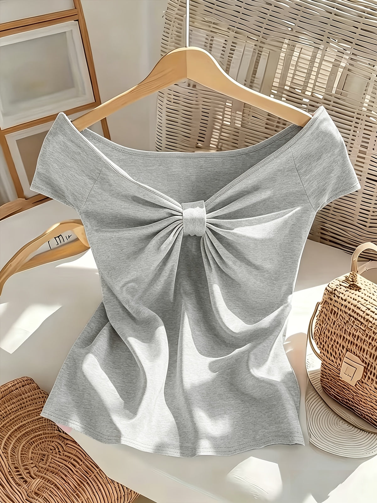 T-shirt grande taille, épaules dénudées, manches courtes, vu de dos
