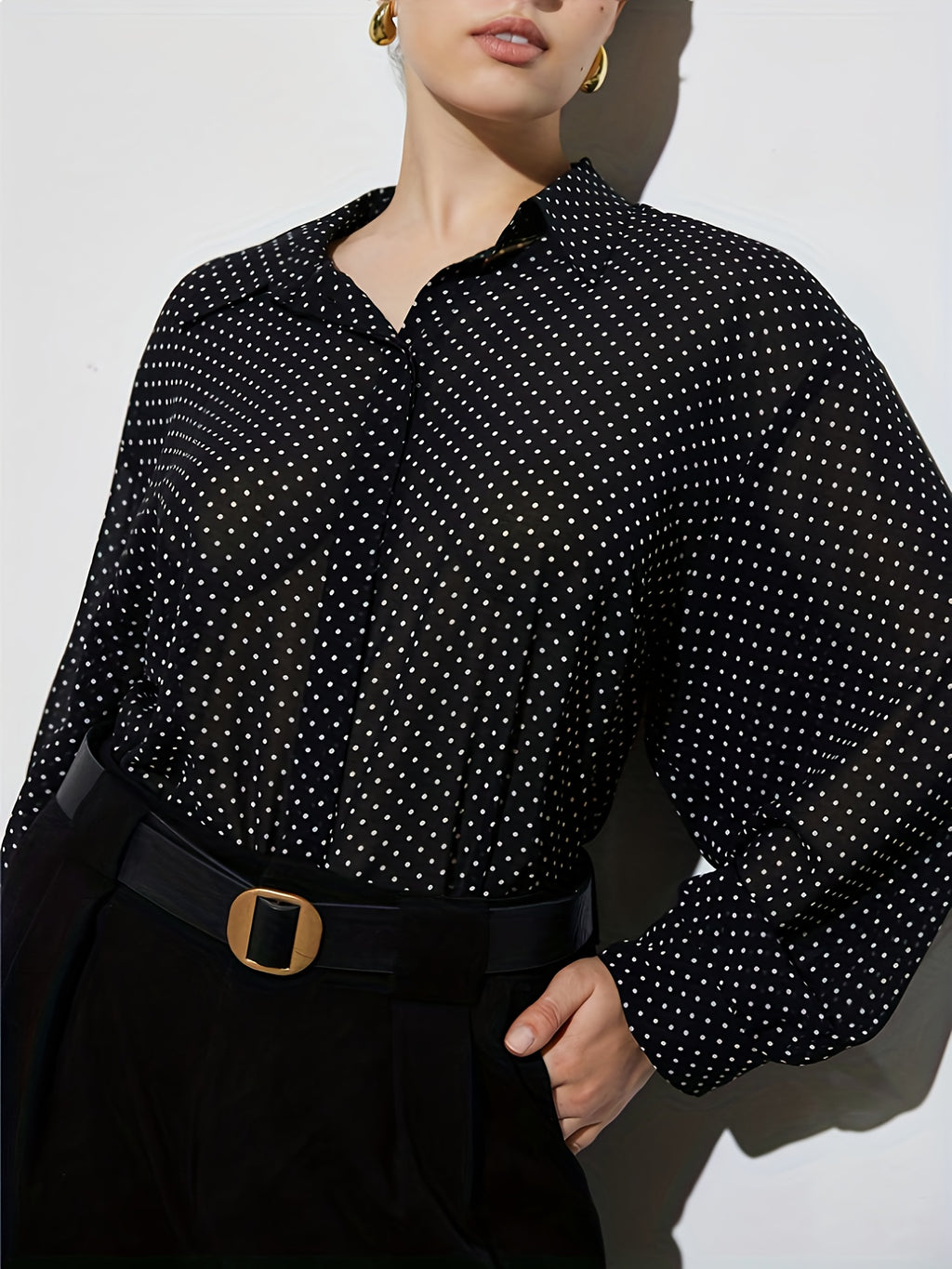 Chemise grande taille en soie, détail du tissu