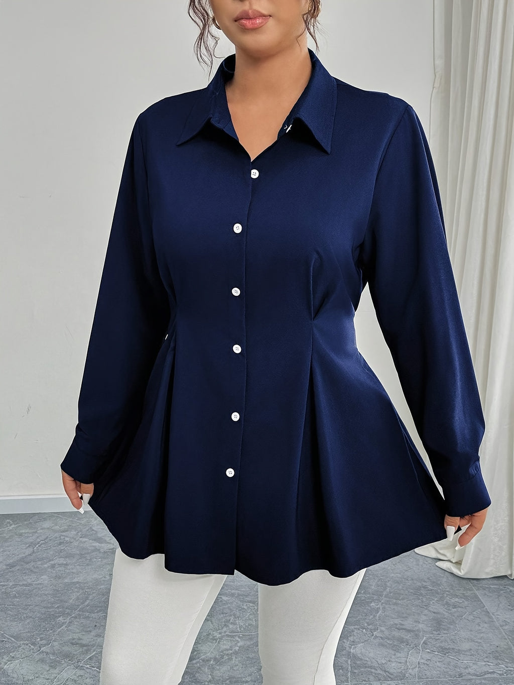 Chemise grande taille, col polo, détail du tissu