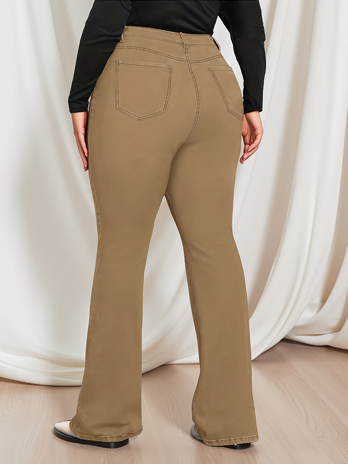 Jean grande taille, coupe évasée, boutonnage, tenue franche, vu de dos