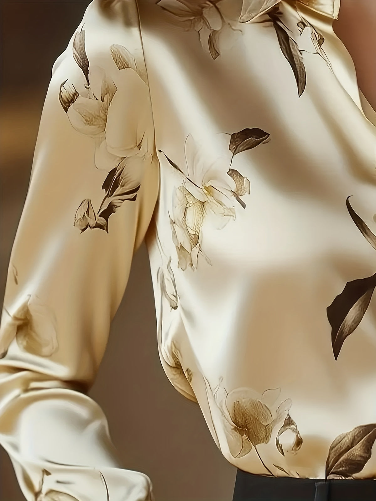 Chemise grande taille en satin à imprimé fleuri, col à revers, tombé fluide, porté de face