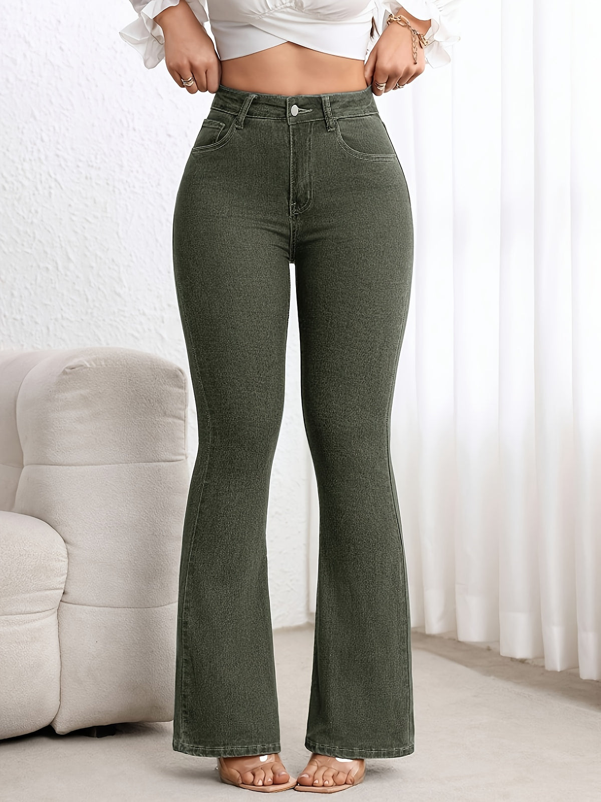 Jean grande taille, coupe oversize, tenue franche, forte élasticité, visuel produit
