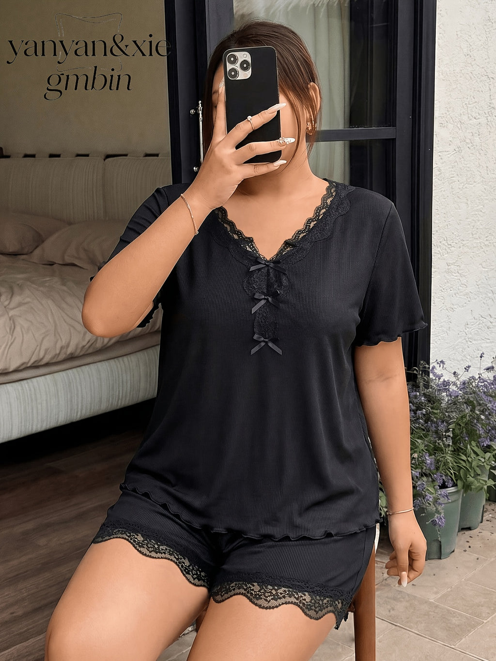Pyjama grande taille en dentelle, coupe ample, manches courtes, effet ajouré, vu de dos