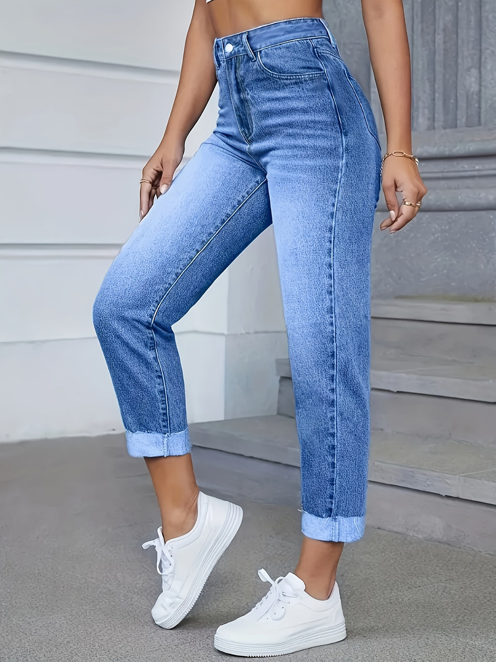 Jean grande taille, fermeture zippée, tenue franche, vu de dos