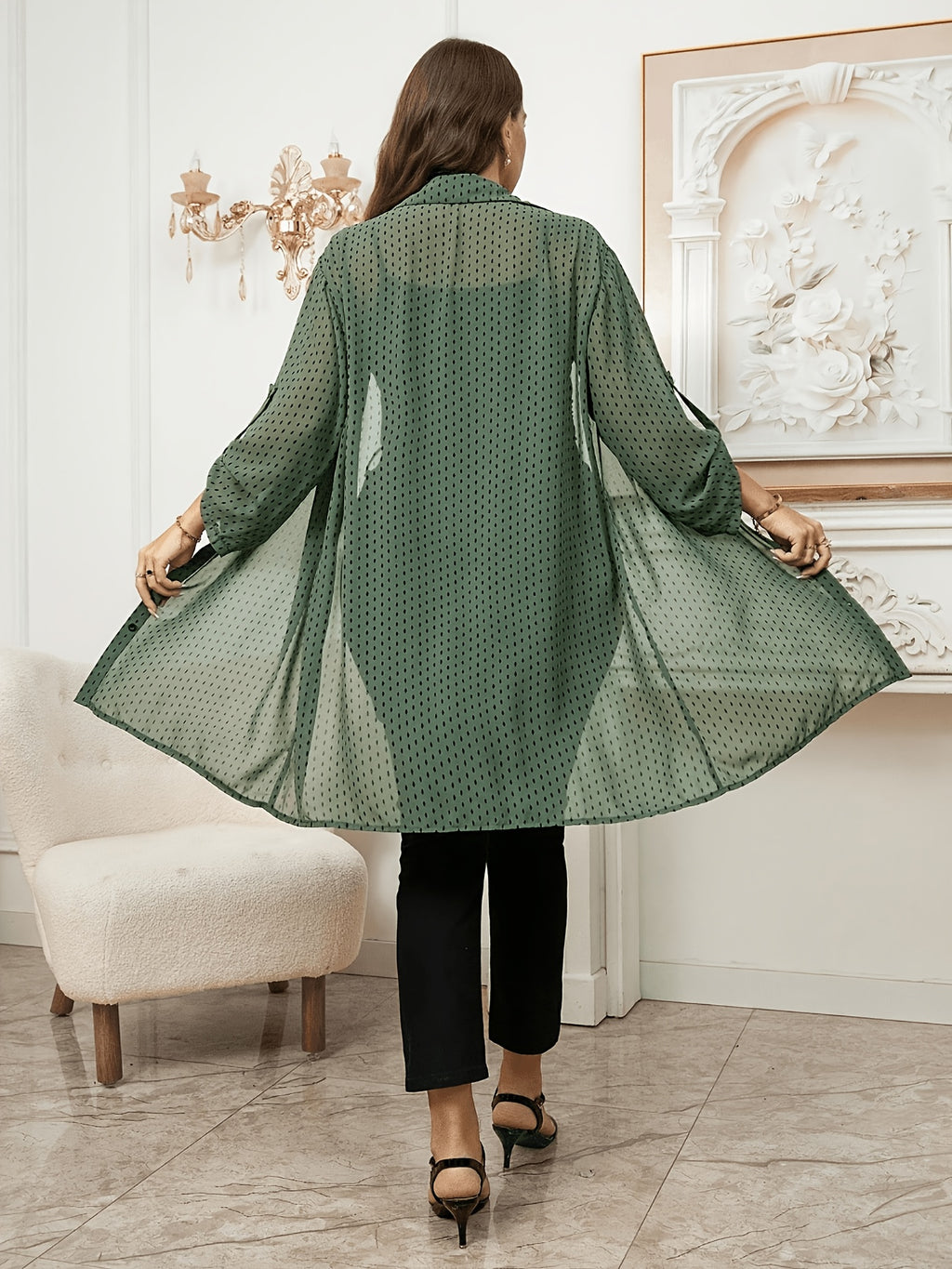 Chemise grande taille à pois, col polo, détail du col