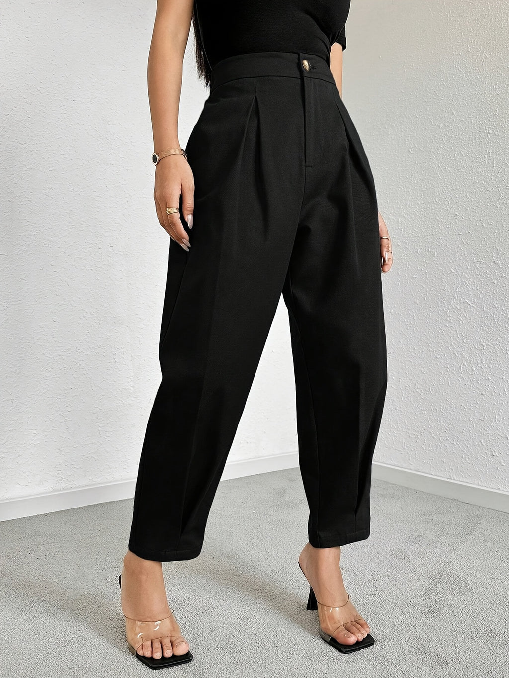 Pantalon carotte grande taille — Plis creux et bouton doré