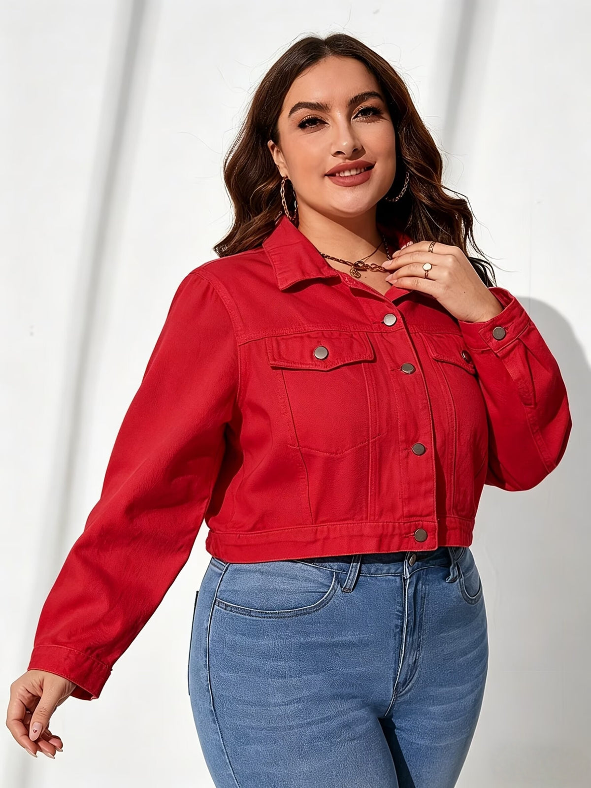 Veste grande taille, coupe oversize, col à revers, boutonnage, porté de face
