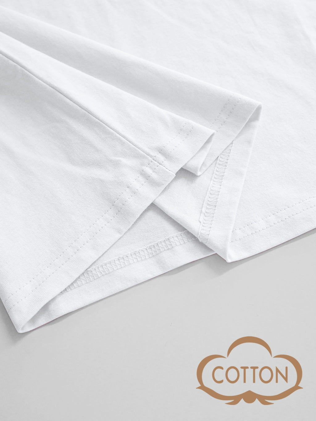 T-shirt grande taille, coupe ample, col V, manches courtes, vue de profil