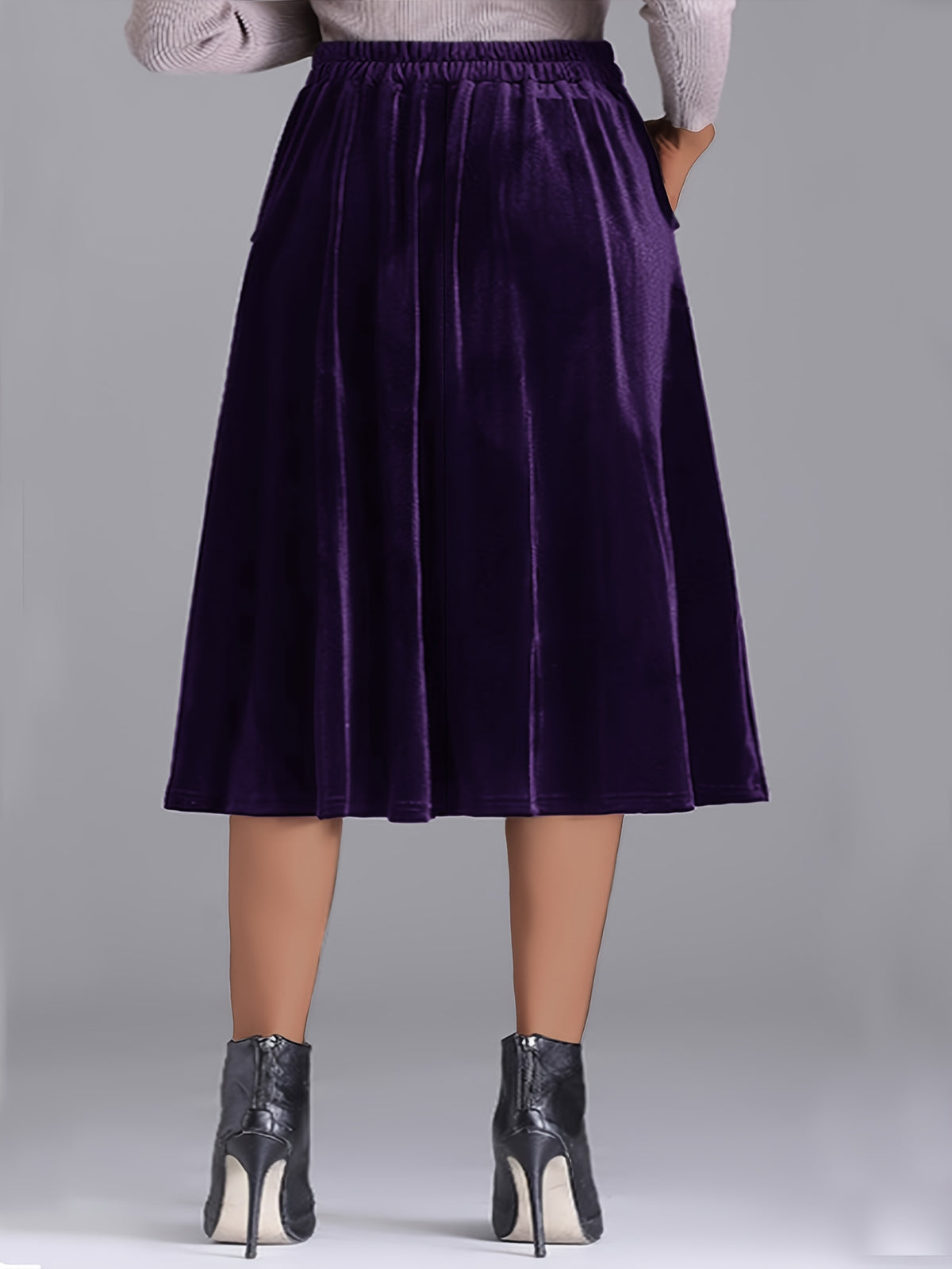 Jupe grande taille en velours, coupe évasée, toucher profond, allure élégante, mise en situation