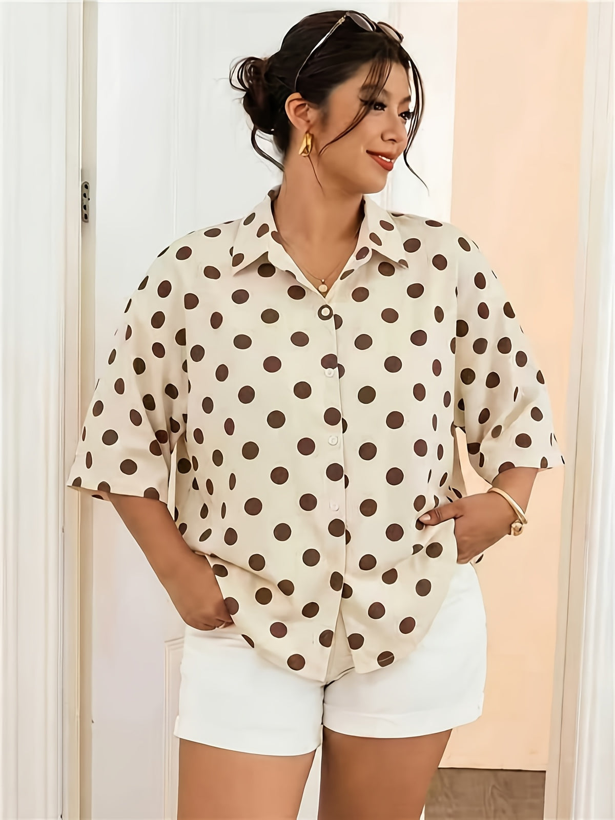 Chemise grande taille à pois, coupe oversize, manches courtes, porté de face