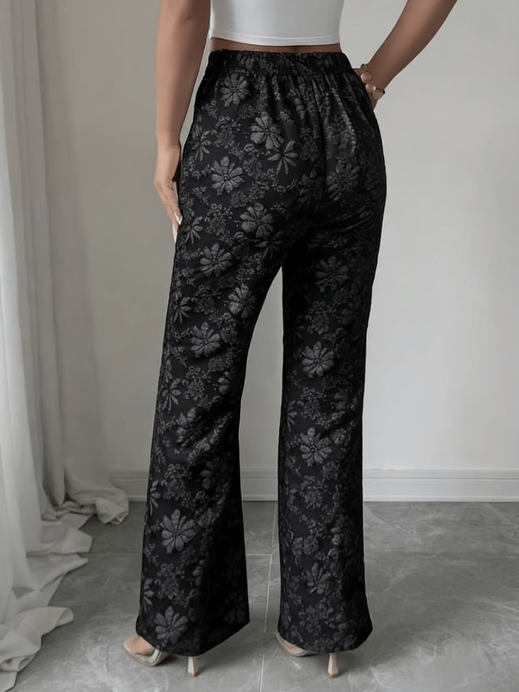 Pantalon grande taille, coupe évasée, poches plaquées, allure élégante, mise en situation