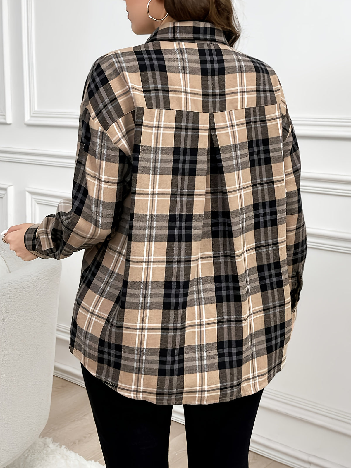 Top grande taille, coupe oversize, col mao, manches longues, vu de dos