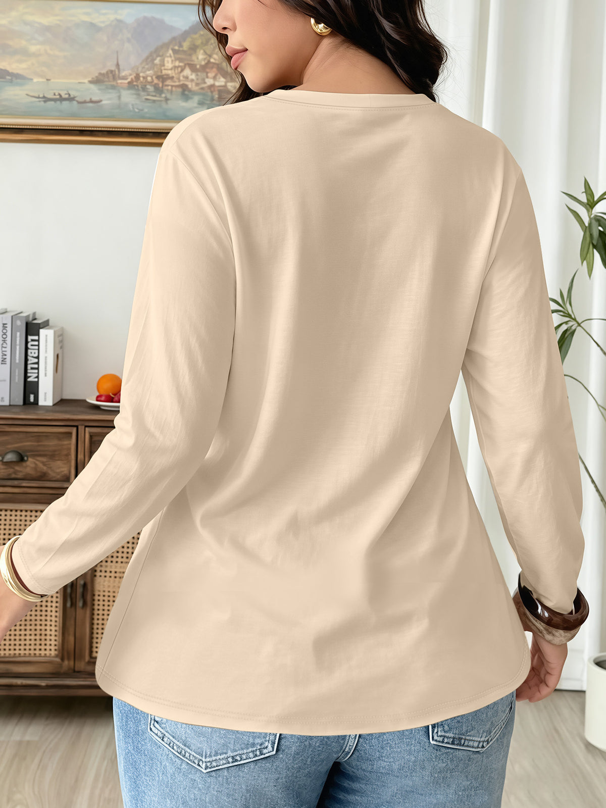 Top grande taille, coupe ample, manches longues, détail du tissu