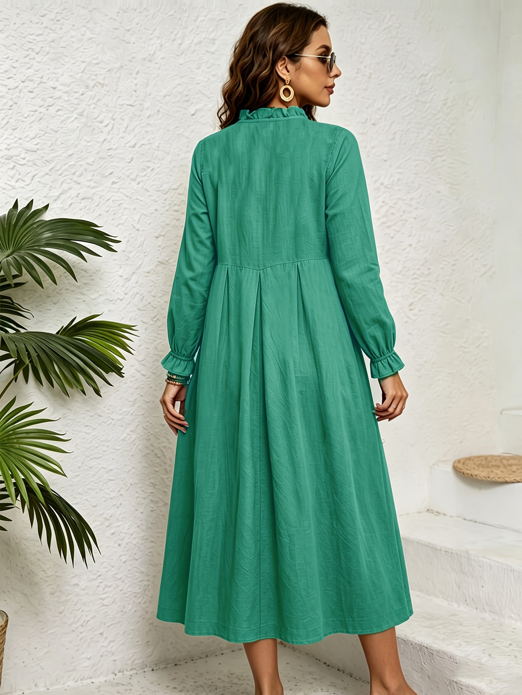 Robe midi grande taille en lin — Col à volant et ourlet croisé