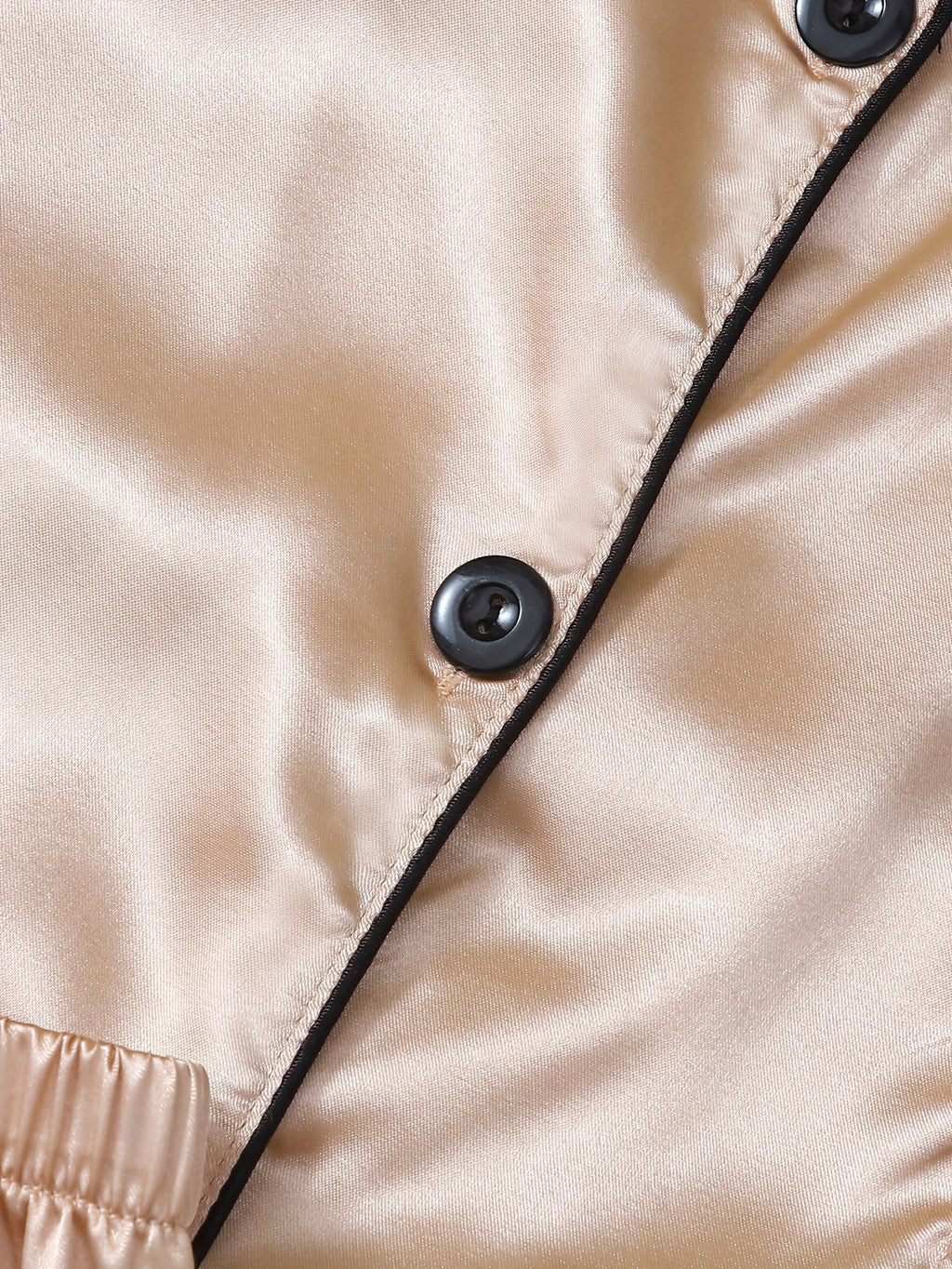 Pyjama grande taille en satin, poches plaquées, manches courtes, tombé fluide, porté de face