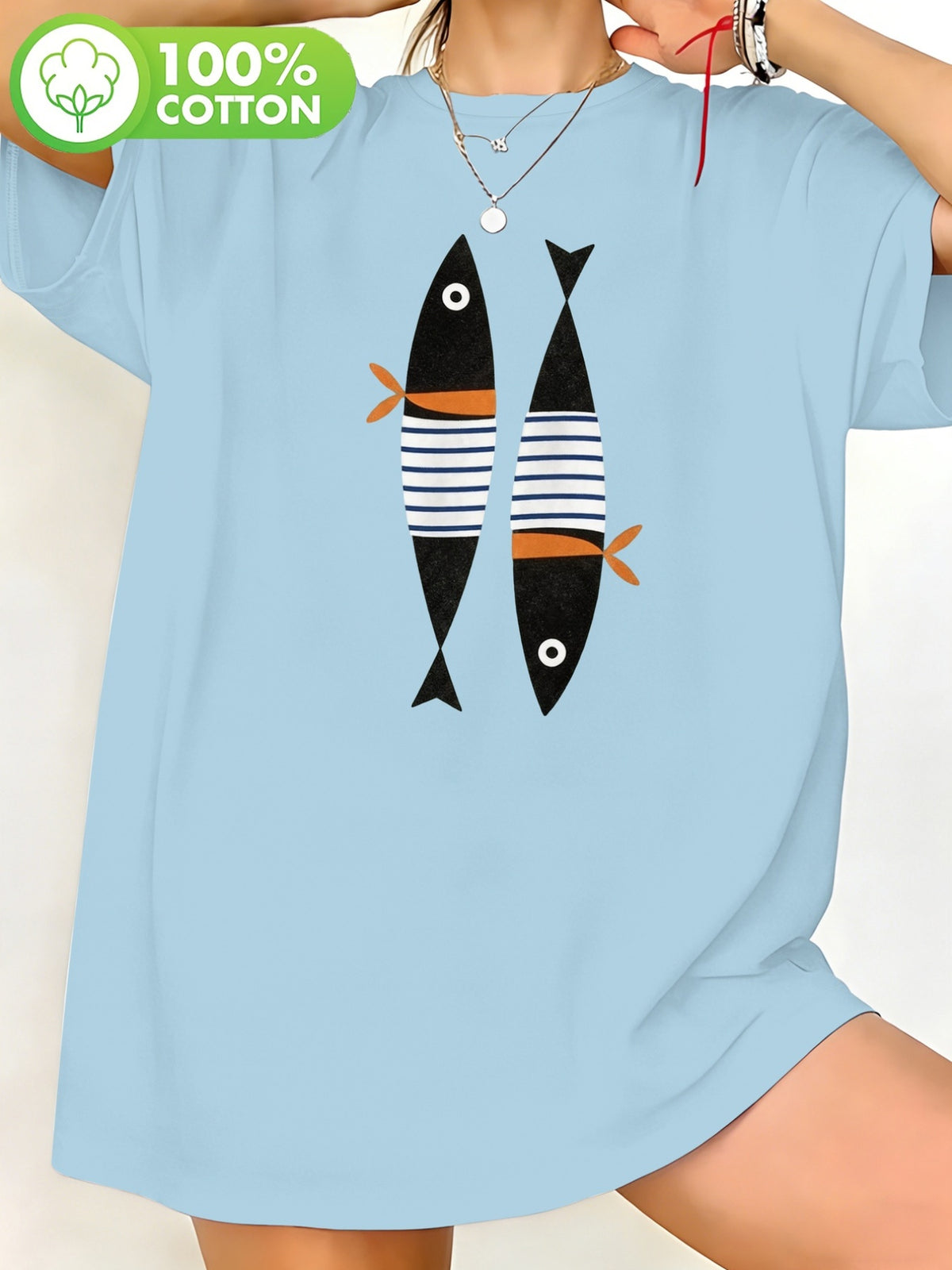T-shirt grande taille, coupe ample, col rond, manches courtes, porté de face