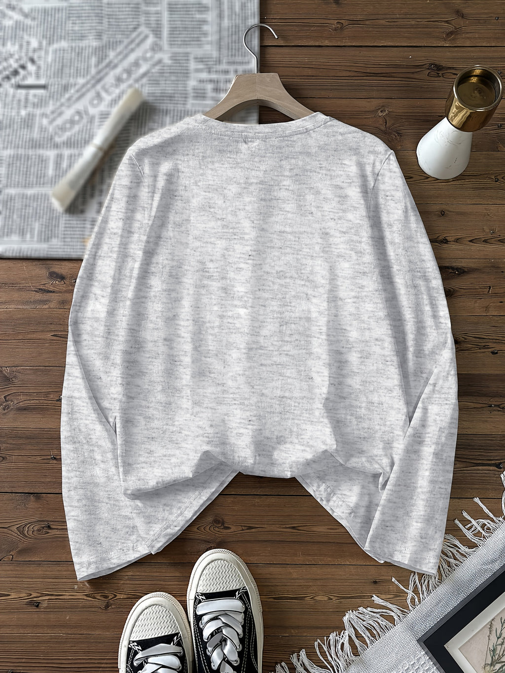 Top grande taille, col rond, manches longues, toucher naturel, porté de face