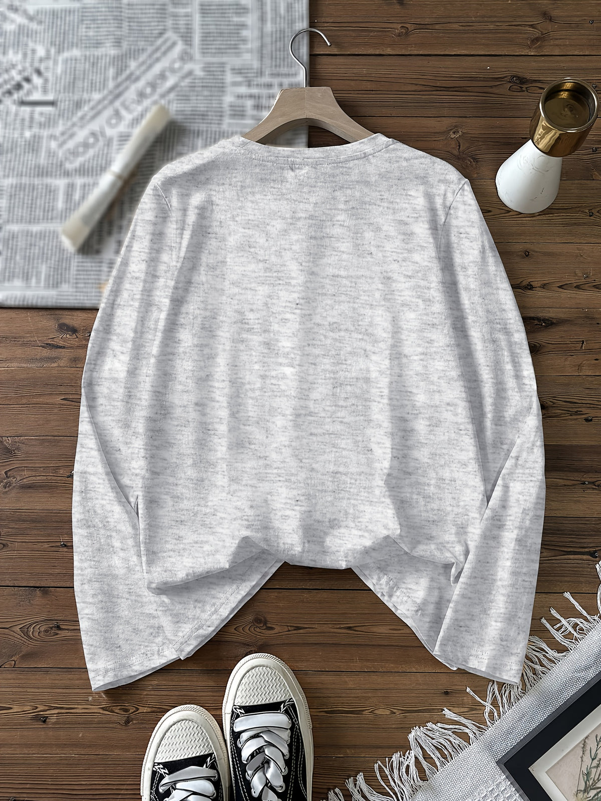 Top grande taille, col rond, manches longues, toucher naturel, porté de face