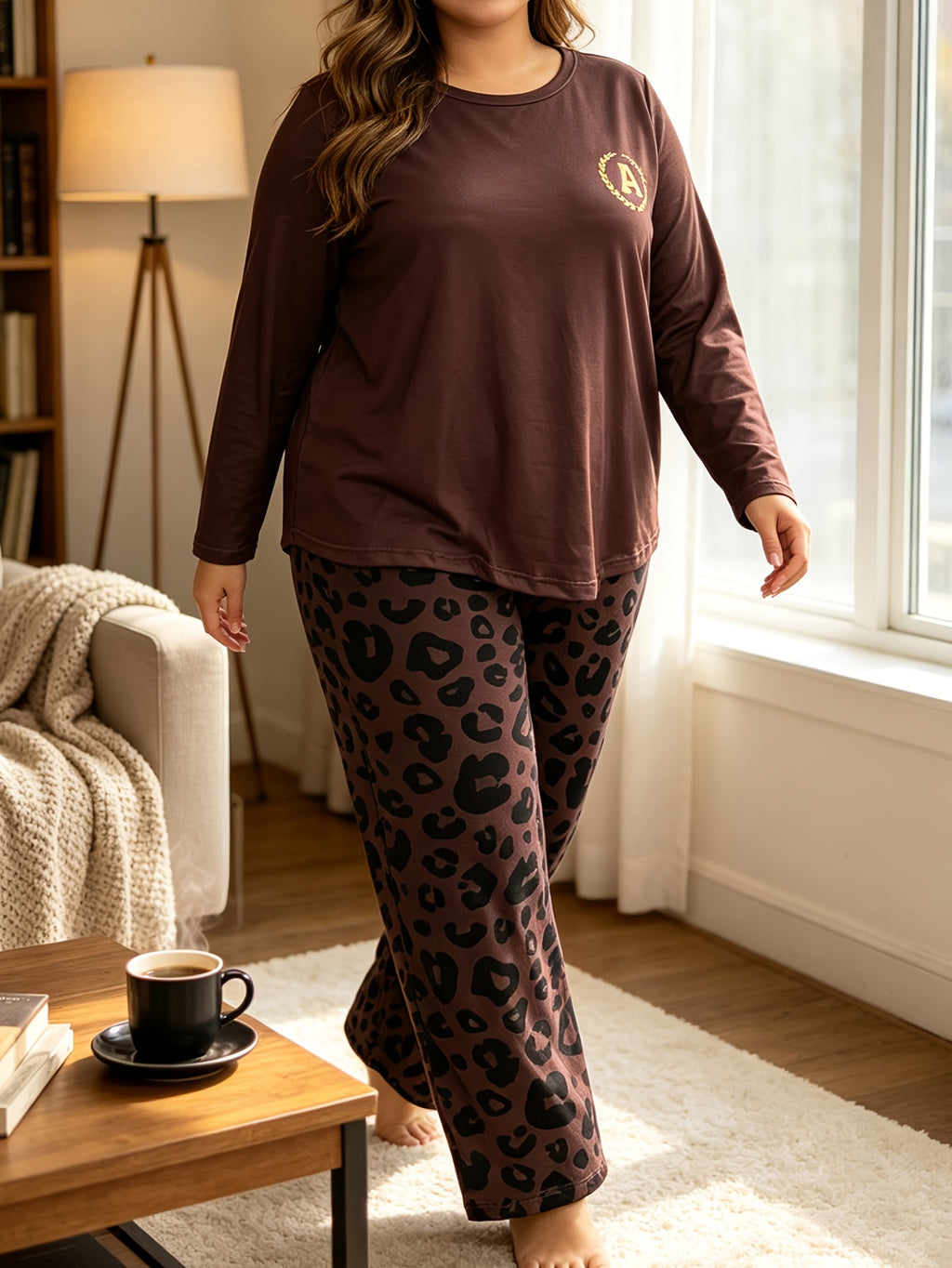 Pyjama grande taille à imprimé léopard, coupe ample, manches longues, porté de face