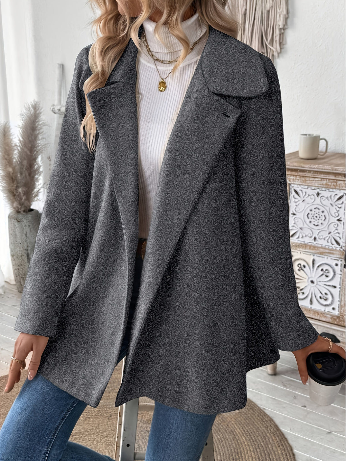 Manteau grande taille, col à revers, boutonnage, manches longues, détail du col