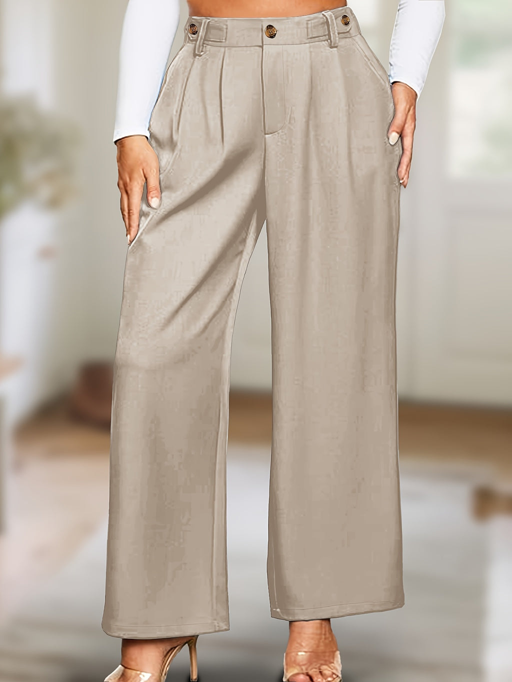 Pantalon grande taille, coupe droite, ligne nette, détail du col