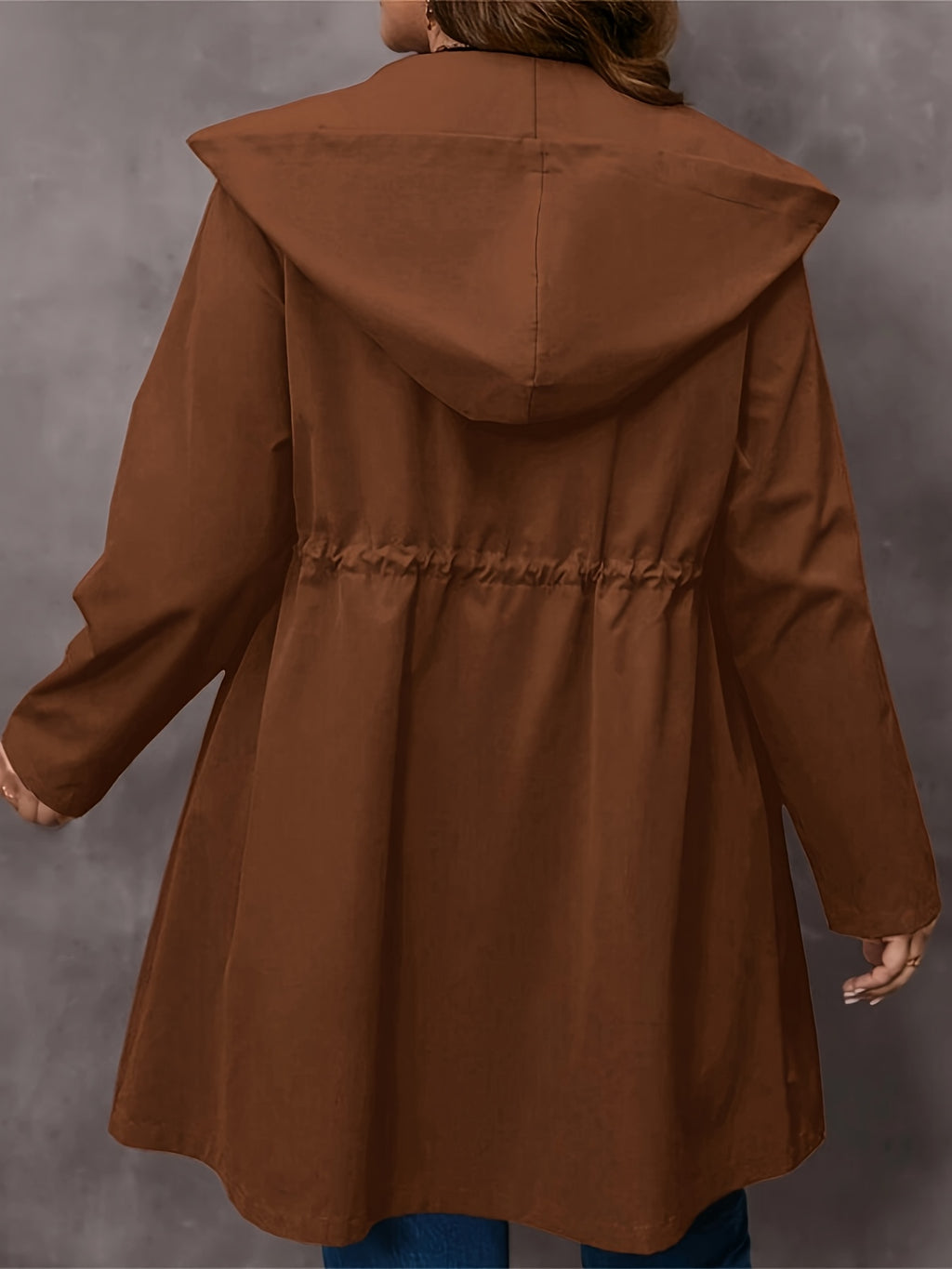 Manteau grande taille, capuche, ligne nette, détail du col