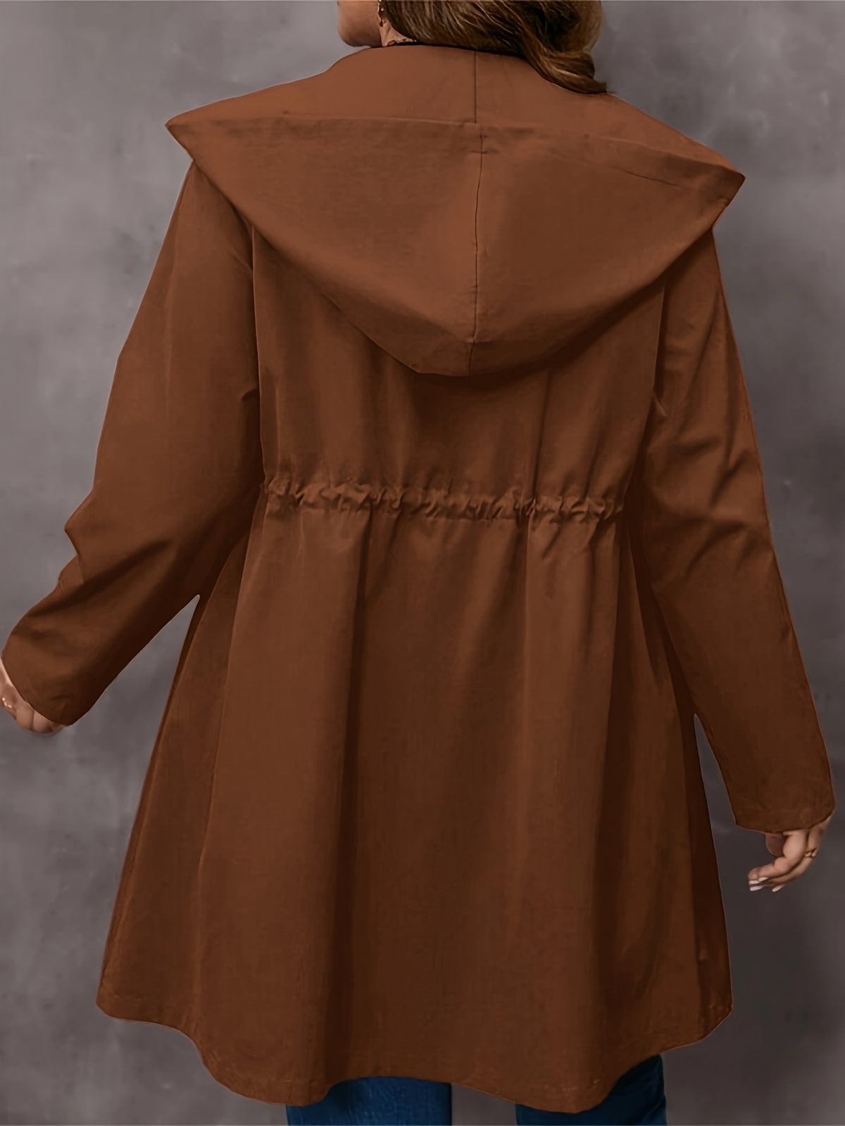 Manteau grande taille, capuche, ligne nette, détail du col
