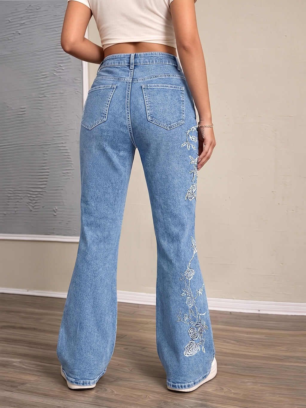 Jean grande taille à broderies, coupe oversize, tombé fluide, détail du tissu