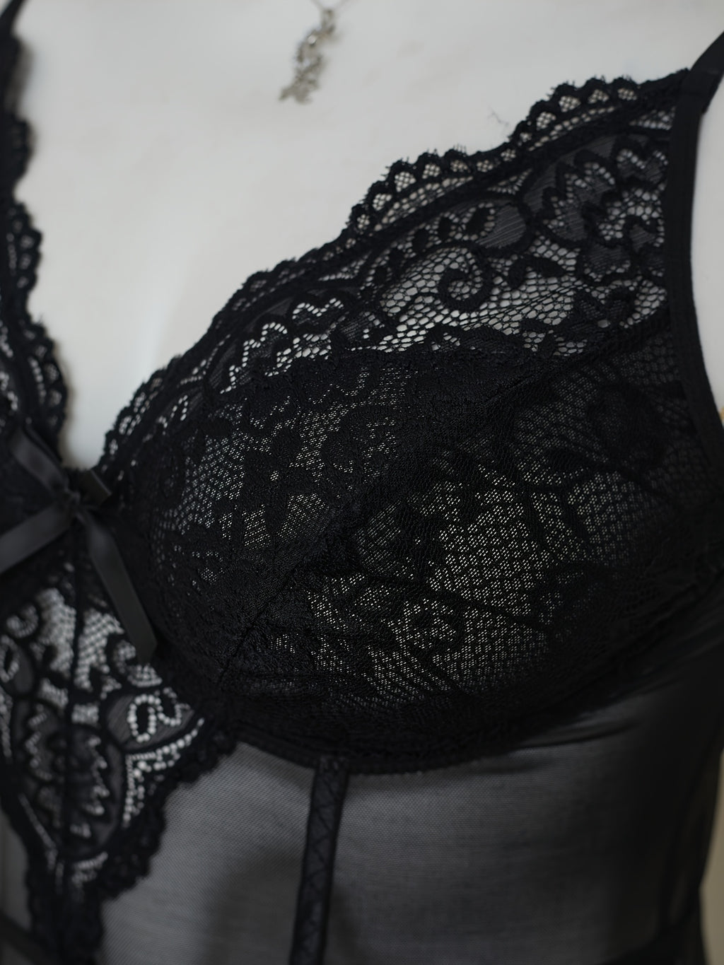 Body gainant grande taille en dentelle à imprimé fleuri, col V, effet ajouré, détail du tissu