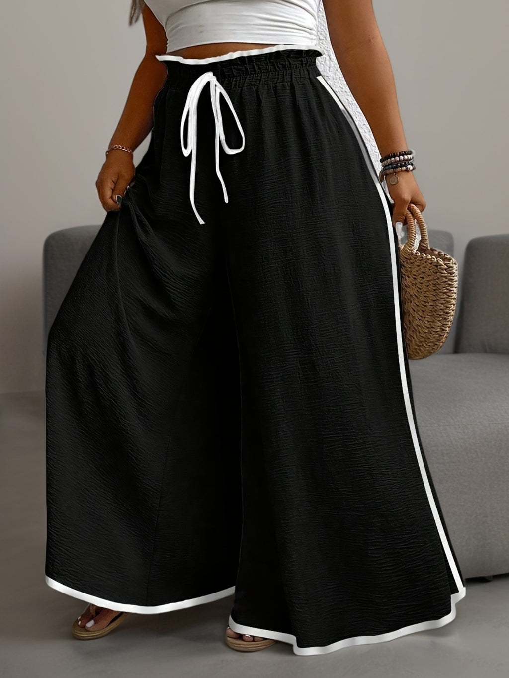 Pantalon grande taille à rayures, coupe évasée, porté de face