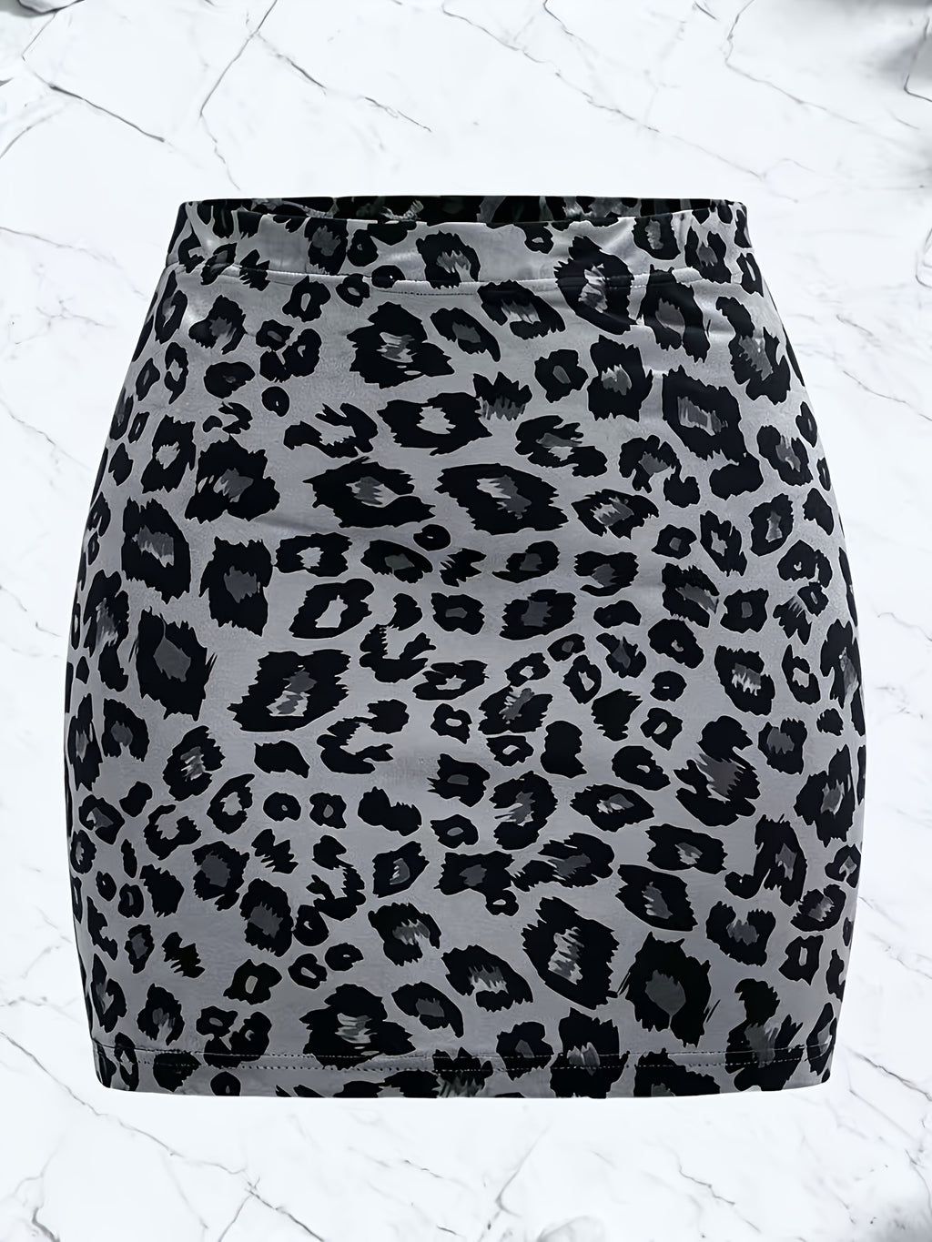 Jupe grande taille à imprimé léopard, allure élégante, détail du col