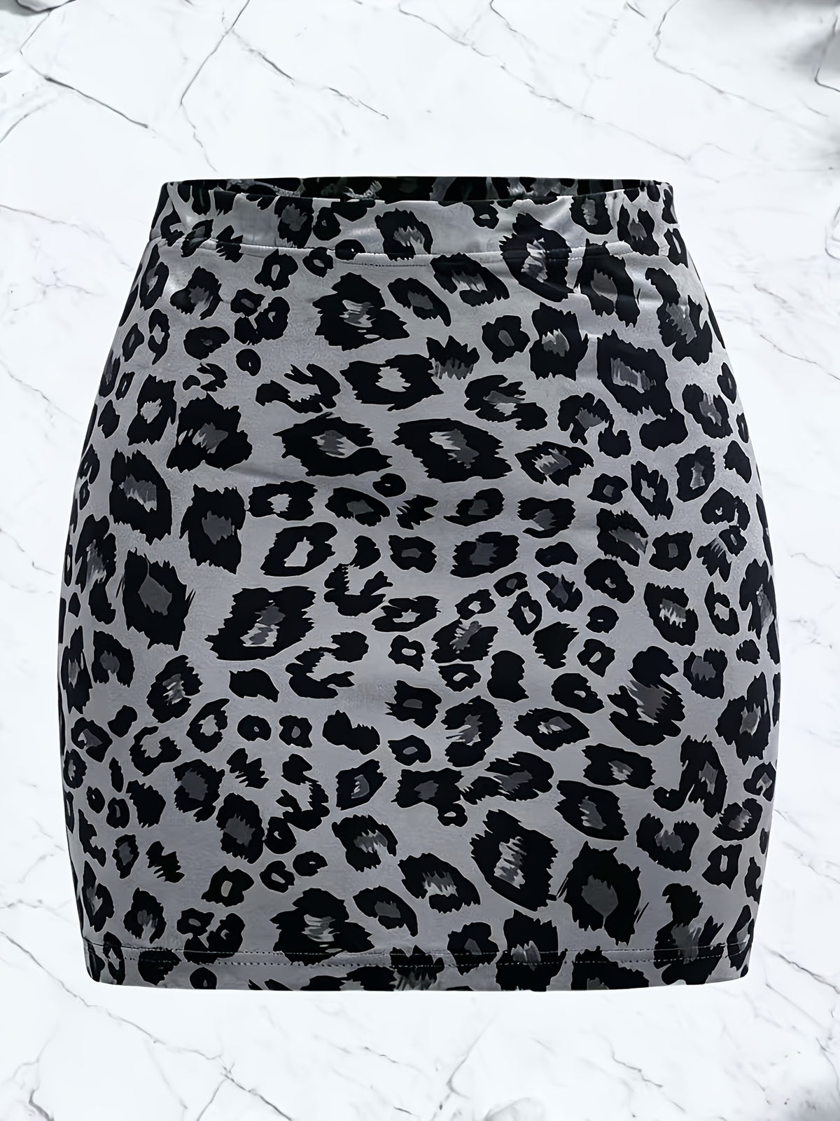 Jupe grande taille à imprimé léopard, allure élégante, détail du col