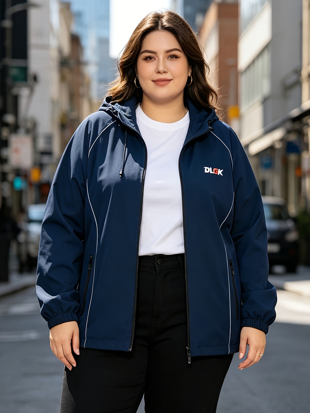 Veste grande taille, poches pratiques, ligne nette, porté de face