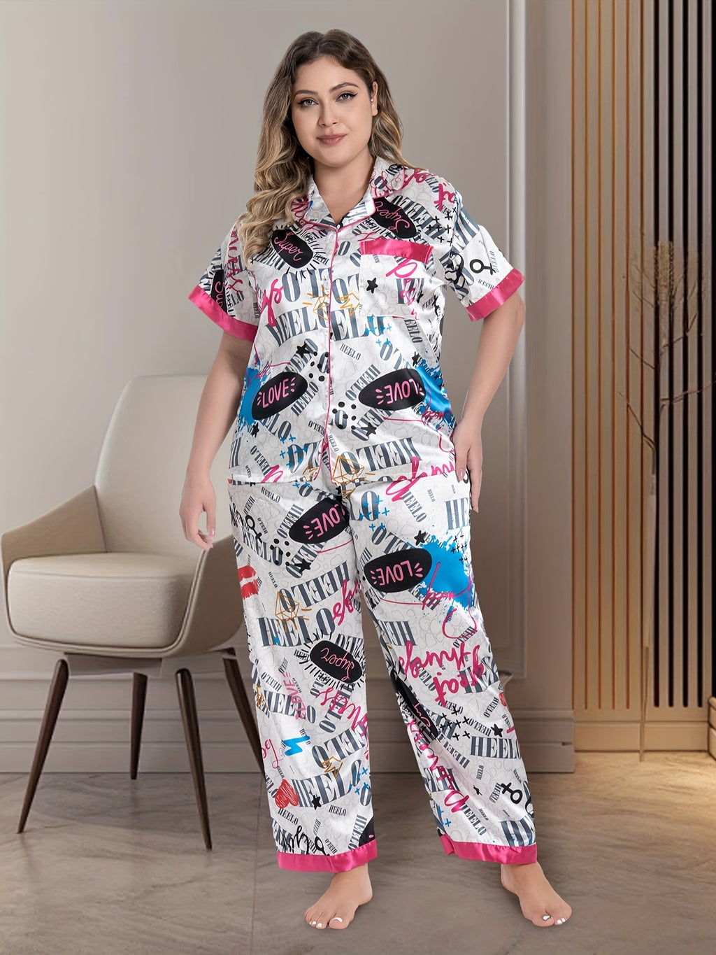 Pyjama grande taille en satin à rayures, manches courtes, tombé fluide, vue de profil