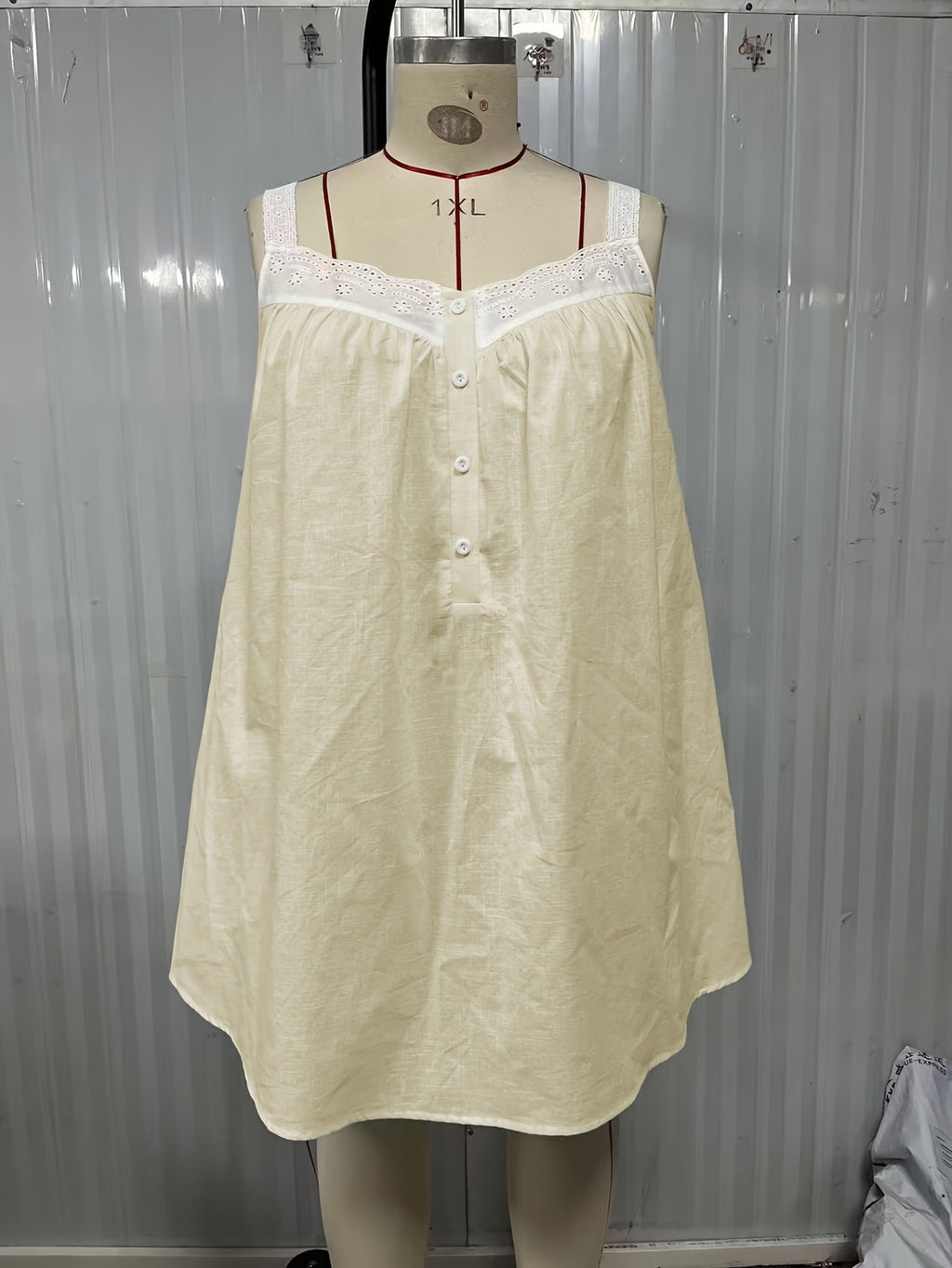 Robe grande taille en dentelle, toucher naturel, détail du col