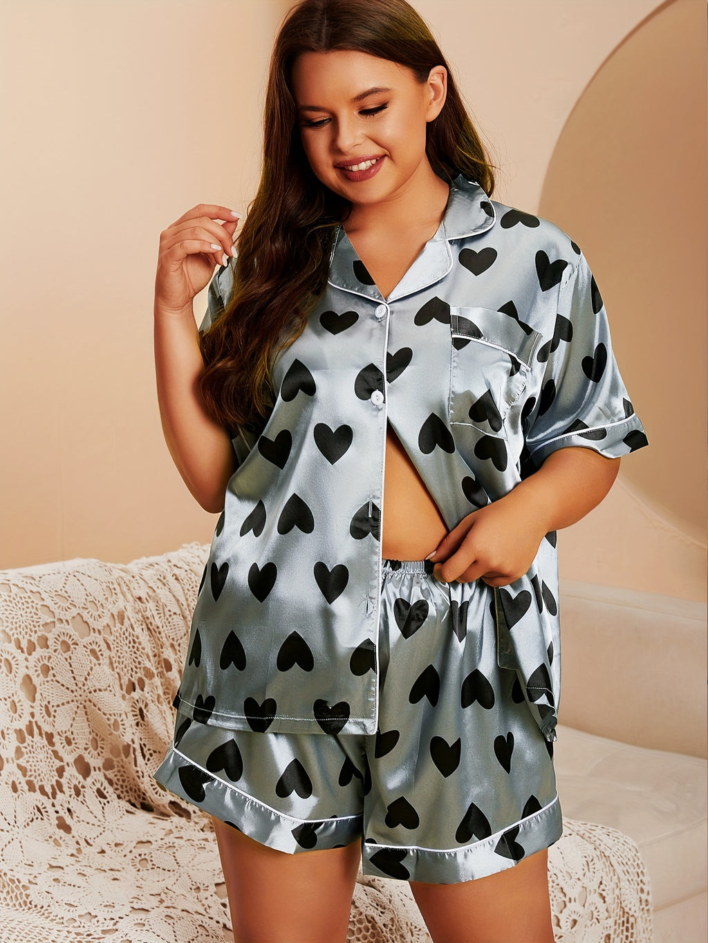 Pyjama grande taille en satin, manches courtes, tombé fluide, esprit preppy, tissu opaque