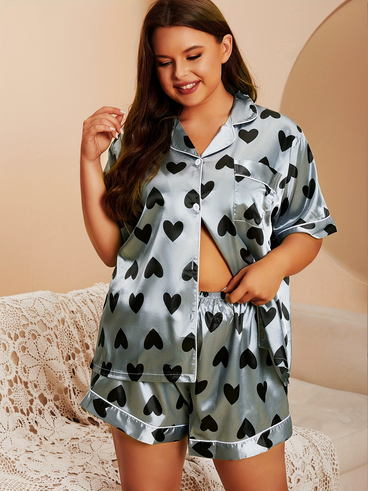 Pyjama grande taille en satin, manches courtes, tombé fluide, esprit preppy, tissu opaque