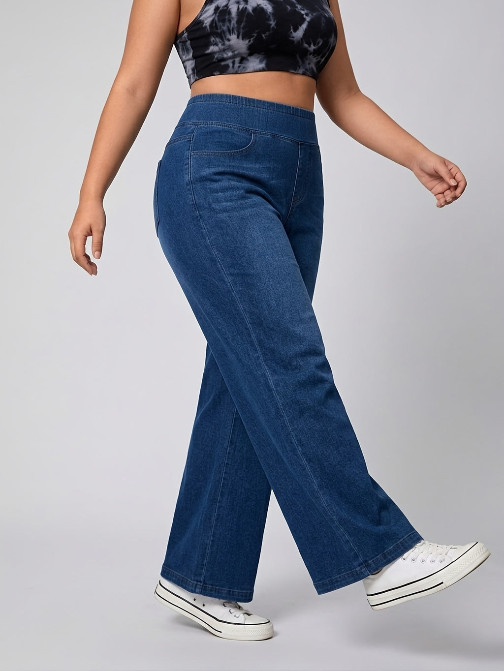 Pantalon grande taille, coupe évasée, délavage doux, tenue franche, vu de dos