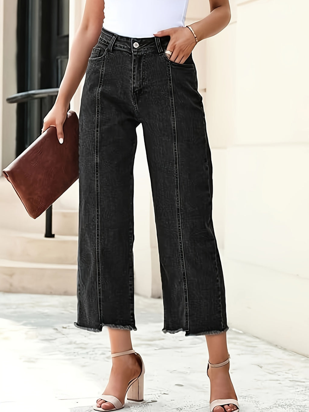 Jean grande taille, coupe évasée, tenue franche, esprit décontracté, vu de dos
